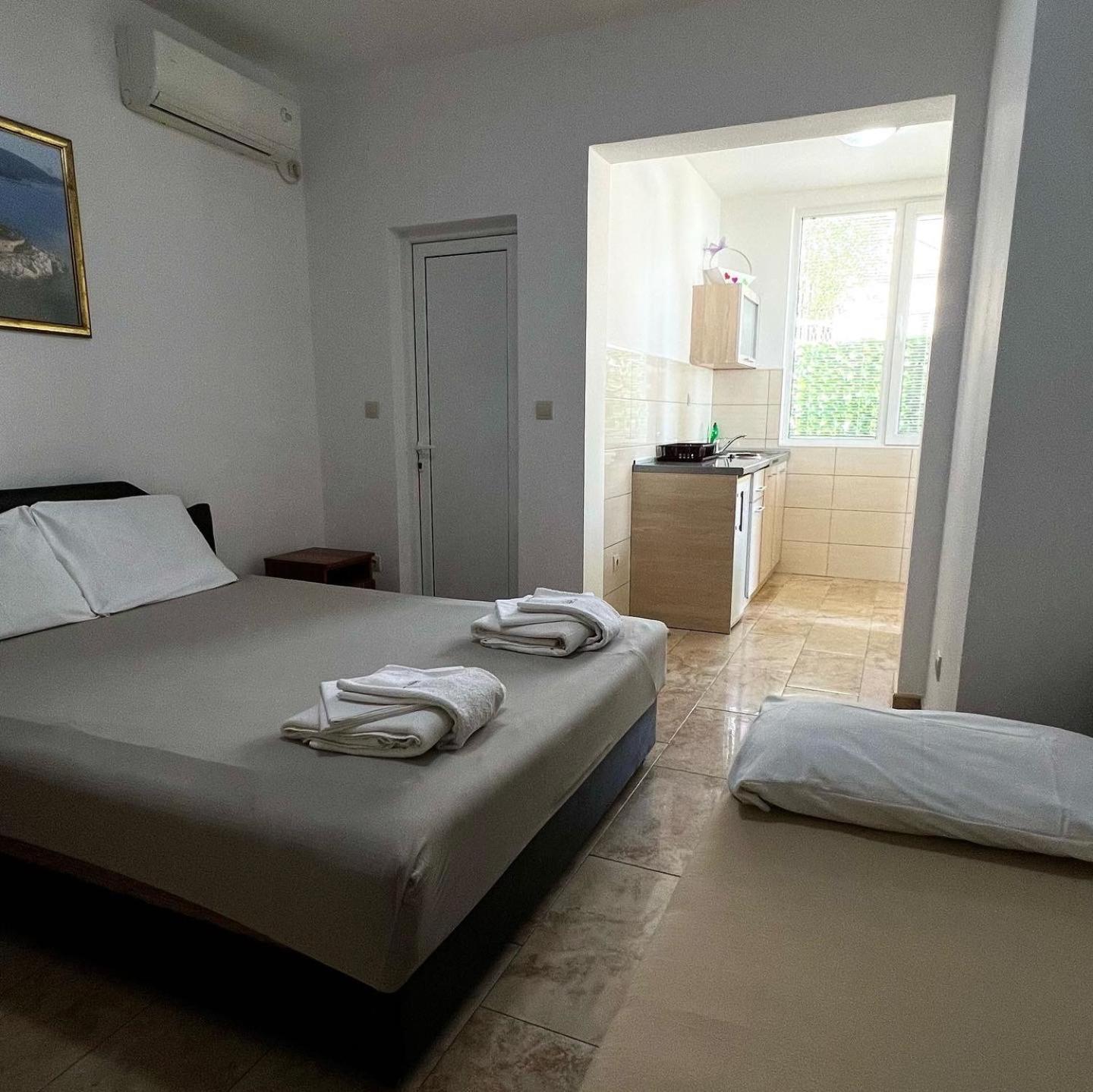 Apartmani Luksic ストモレ エクステリア 写真