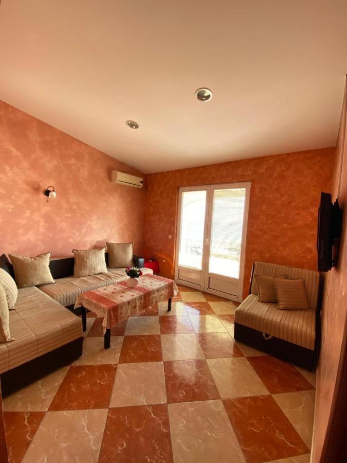 Apartmani Luksic ストモレ エクステリア 写真